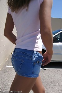 Unclosing her thongs inside the mall