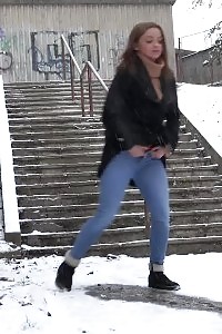 Glorious bombshell Dafne relieves herself in the snow
