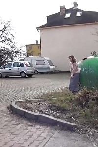 Flexibility is key in this outdoor pissing action