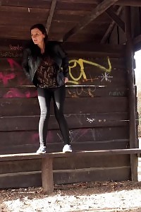 Brunette lady sprays her pee all over the ground