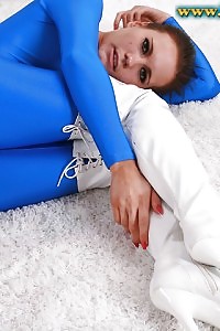Avianna exposes her slender body covered in spandex outfit