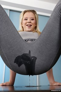 Blonde babe Anna Ray pees and fucks her pussy