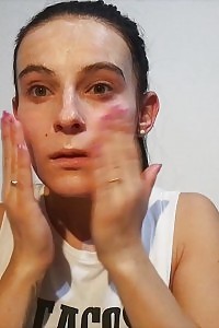 Lexi Dona takes off her makeup in this pictures