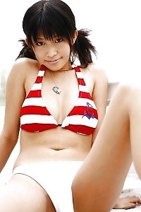 Sasa Handa breathtaking Asian plage bunny bares her naked body in the sun